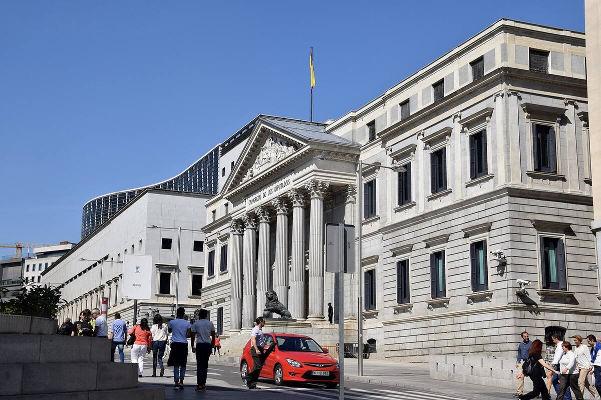 Columnas y león del Congreso de los Diputados